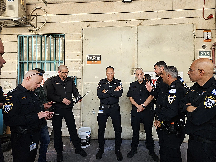 כוחות משטרה בזירת הרצח בחולון