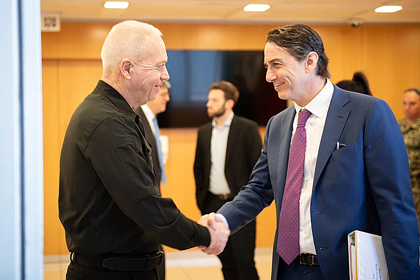 שר הביטחון יואב גלנט ועמוס הוכשטיין מתווך שליח ביידן