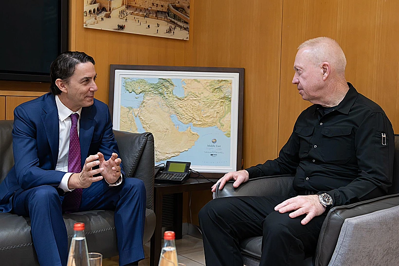 שר הביטחון יואב גלנט ועמוס הוכשטיין