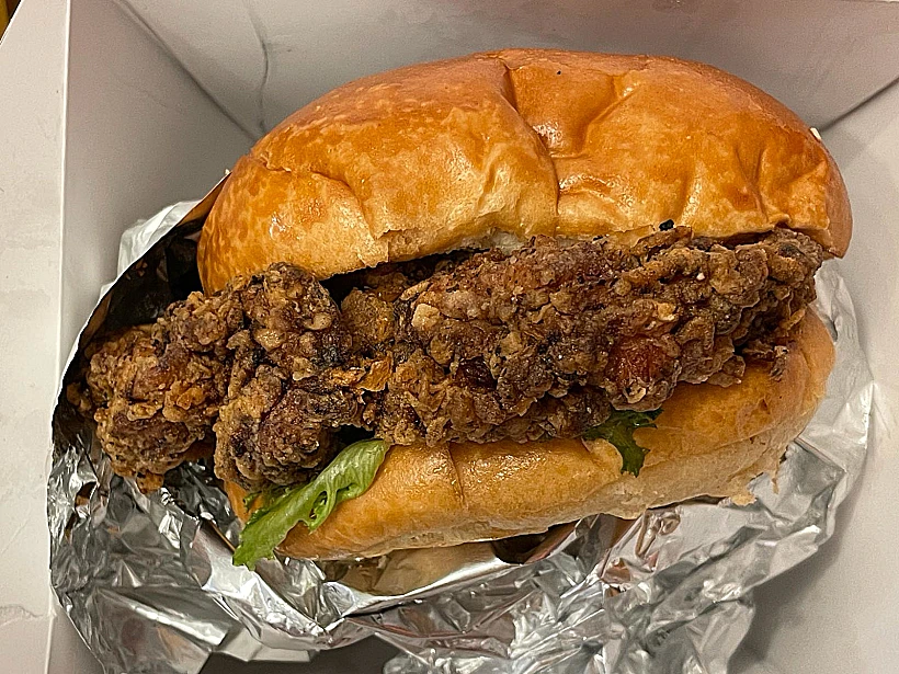 קריספי צ'יקן של המוסד להמבורגרים