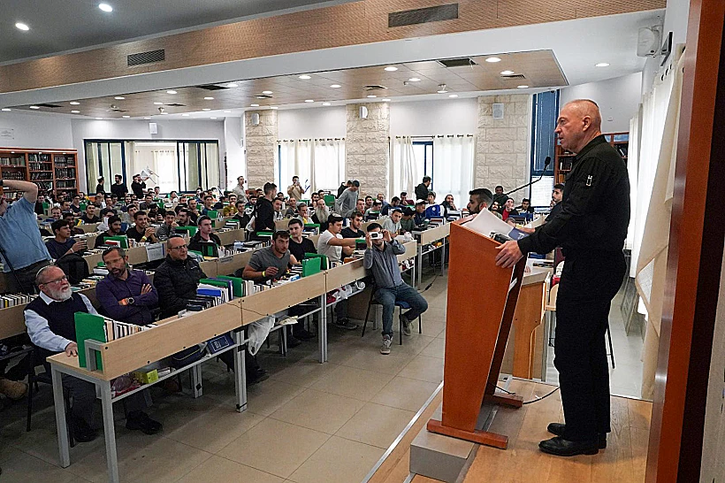 גלנט במהלך הביקור במכינה חרבות ברזל עלי