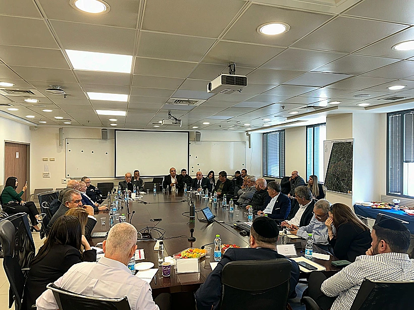 השר ארבל וראשי הרשויות הערביות בפגישתם