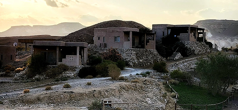 נוף צוקים - מקומות לינה בערבה