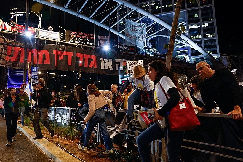 משפחות החטופים חוסמות את דרך בגין בת"א