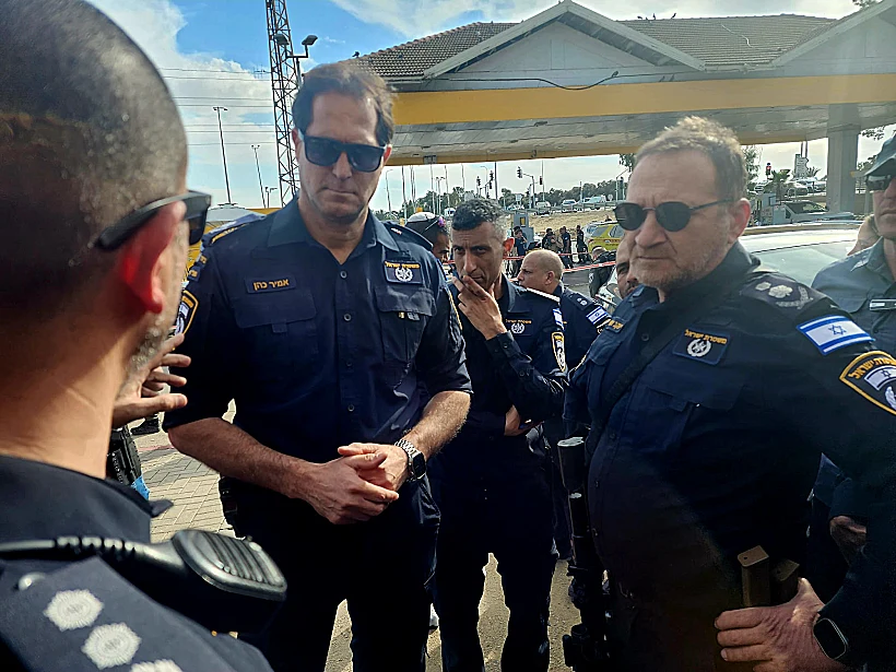 המפכ"ל קובי שבתאי ומפקד מחוז הדרום ניצב אמיר כהן בזירת הפיגוע