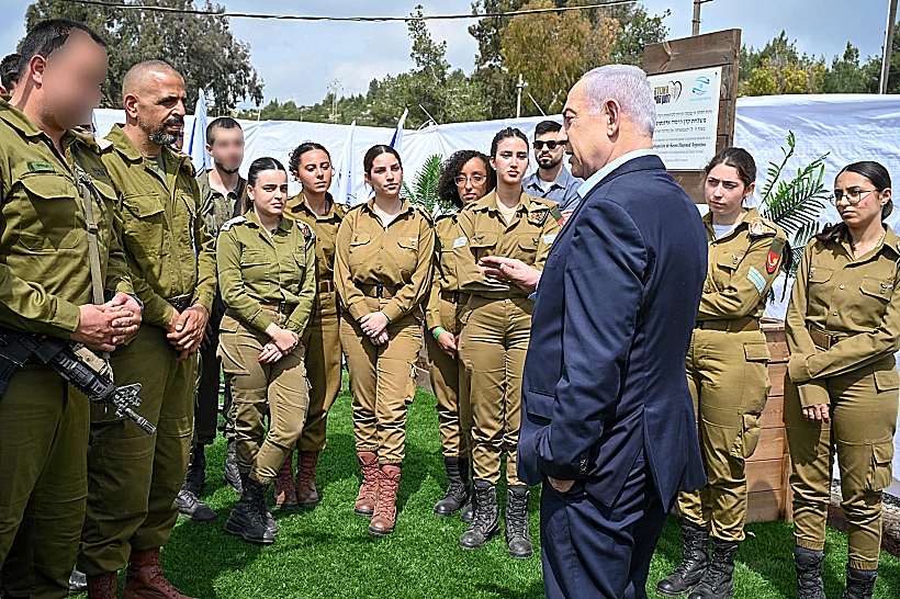 נתניהו משוחח עם התצפיתניות