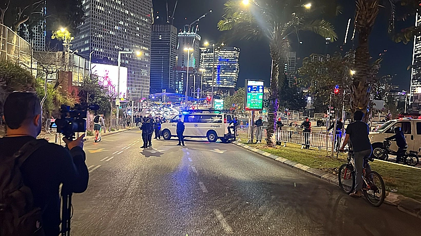 המשטרה חוסמת את צומת עזריאלי חרבות ברזל הפגנה