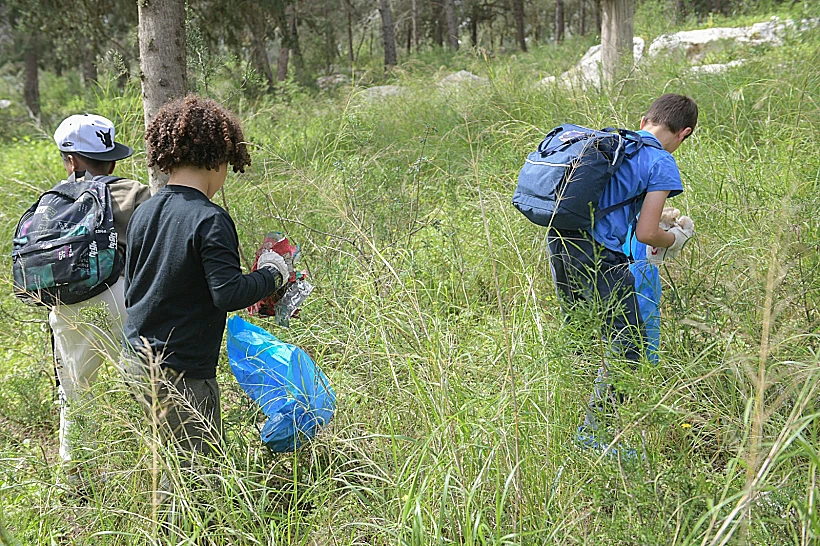 Whatsapp Image 2024 מנקים את היער ביום המעשים הטובים
