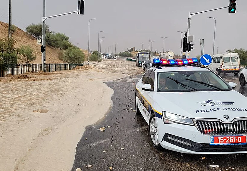 ניידת משטרה בשיטפון. ארכיון