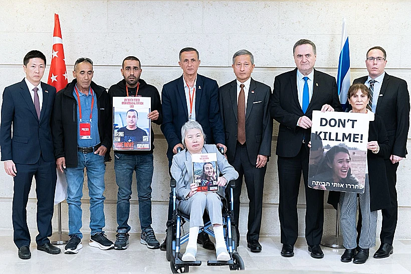 קרובי החטופים נועה ארגמני ומוחמד אל-אטרש עם שרי החוץ ישראל כ"ץ סינגפור