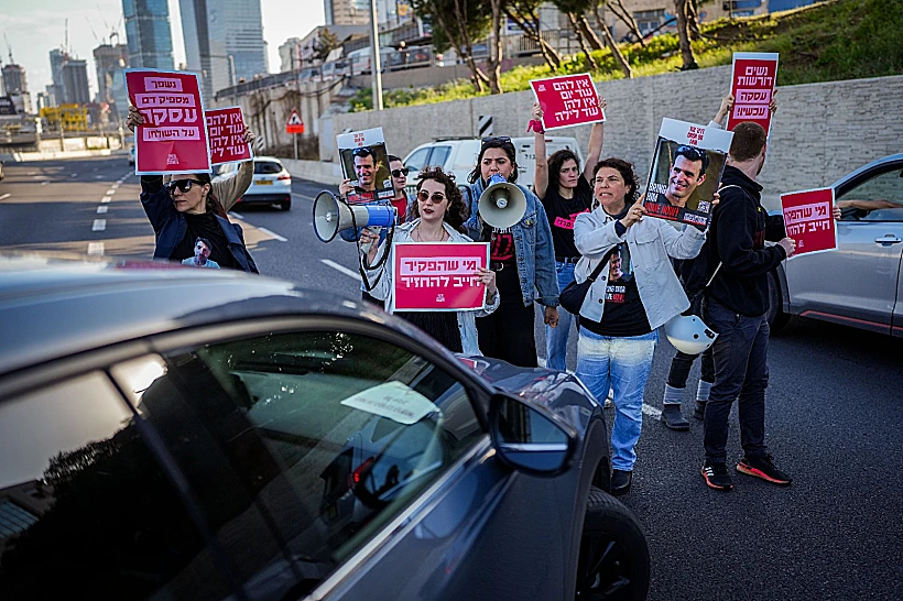 מפגינים למען שחרור חטופים חוסמים את נתיבי איילון