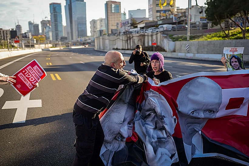 נהג מתעמת עם מפגינים למען שחרור החטופים