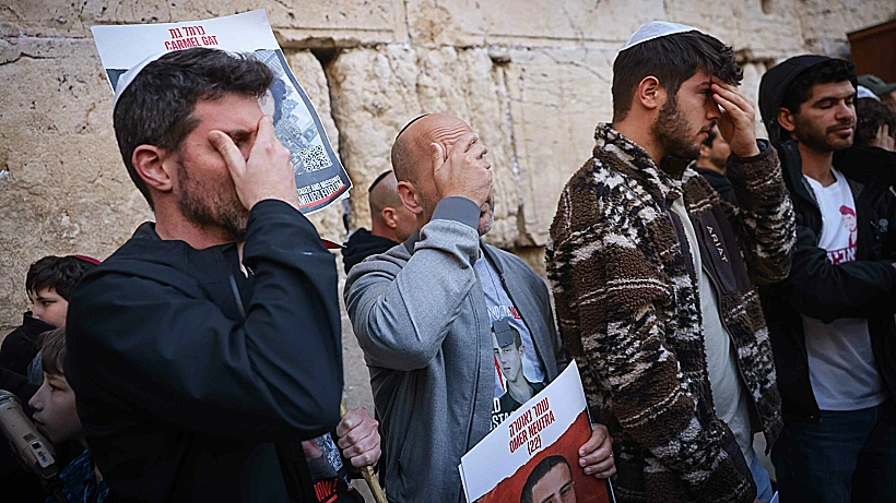משפחות החטופים בתפילה המונית בכותל המערבי