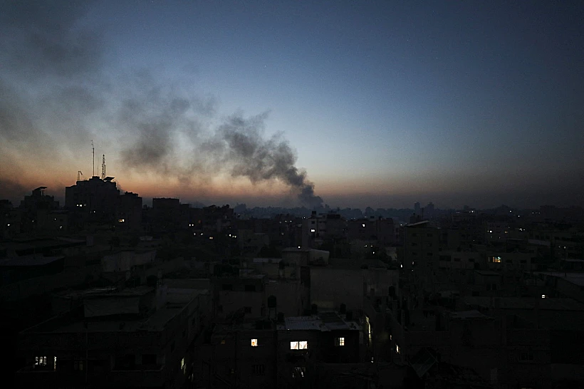 עשן מיתמר מבית החולים שיפא בעיר עזה