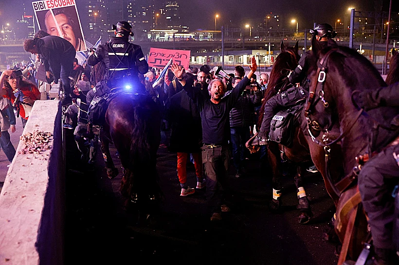 מפגינים נגד הממשלה חוסמים את נתיבי איילון