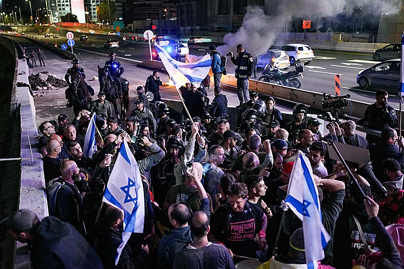 מפגינים נגד הממשלה מנסים לחסום את נתיבי איילון