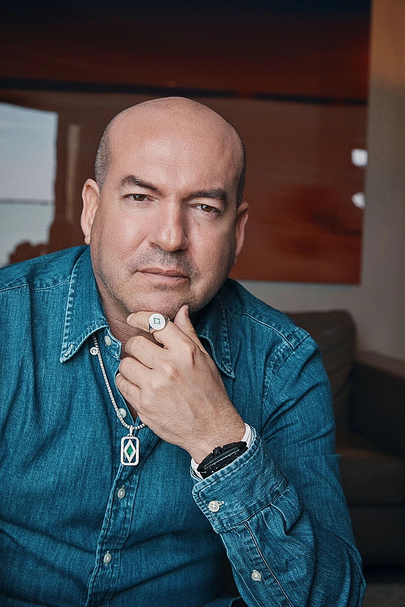 אייל ברקוביץ' מדגמן לליין התכשיטים החדש של רוסלנה רודינה