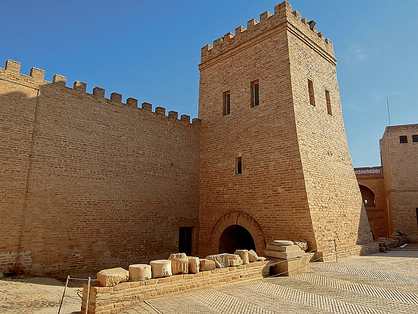 שרידי עמודים מארמון דריווש בשושן, ברקע המבצר של הצוות הארכיאולוגי