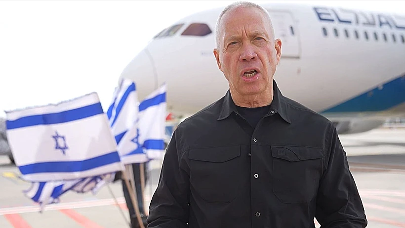 השר גלנט לפני המראתו לארה"ב