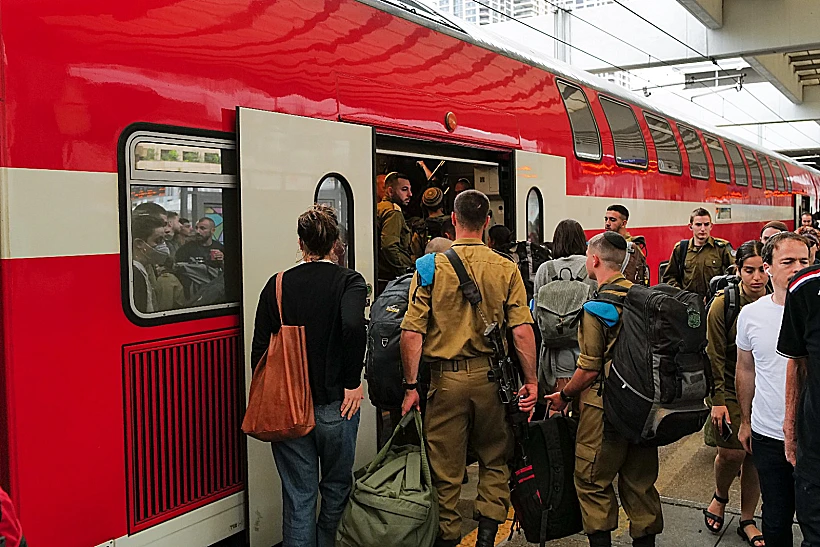 חיילים עולים לרכבת