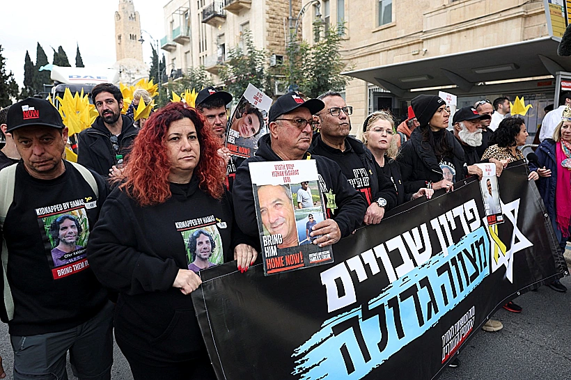 משפחות החטופים צועדות בראש העדלאידע בירושלים