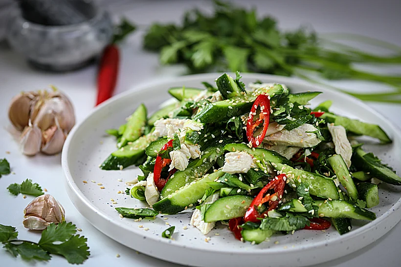 סלט מלפפונים ועוף אסייתי