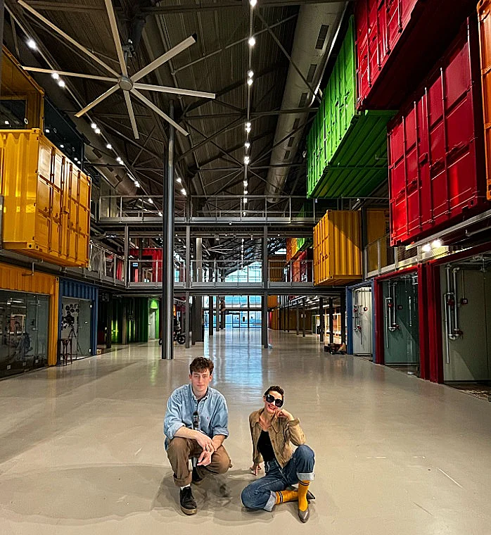 לילי חן ועומר בירנצויג בבית המכולות ביפו