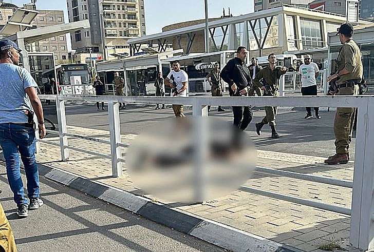 זירת הדקירה בבאר שבע, ומי שחשוד בדקירה