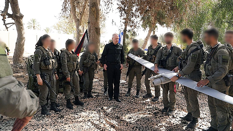 גלנט עם לוחמי יחידת רוכב שמיים חרבות ברזל שר הביטחון