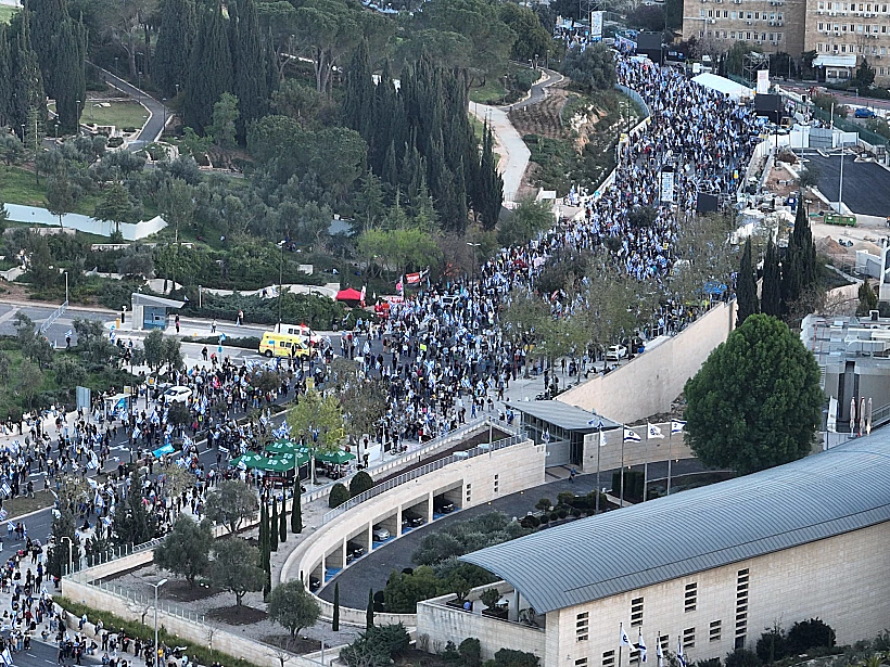 מפגינים צועדים לי-ם
