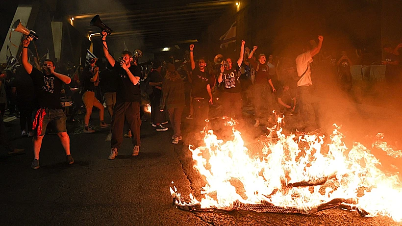 המפגינים מבעירים מדורות על הכביש בי-ם ירושלים