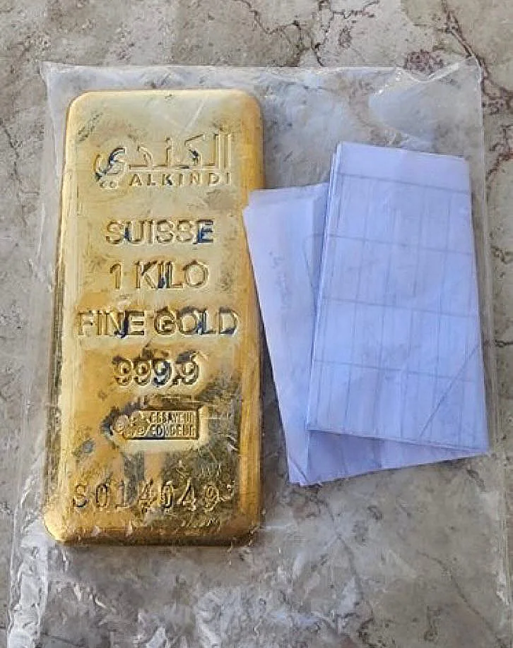 מטיל זהב שנמצא בבית אחותו של הנייה