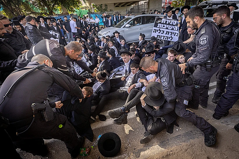 מפגינים חרדים חסמו את כביש 4 במחאה על הקפאת תקציב הישיבות משטרה חסימות הפגנה גיוס חוק הגיוס שוטרים אלימות