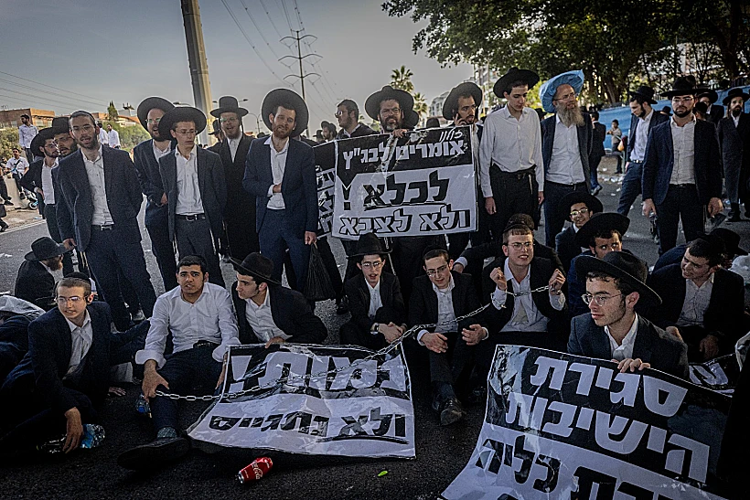 מפגינים חרדים חסמו את כביש 4 במחאה על הקפאת תקציב הישיבות משטרה חסימות הפגנה גיוס חוק הגיוס שוטרים אלימות