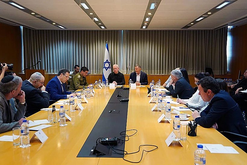 השר גלנט עם חברי ועדת החוץ והביטחון