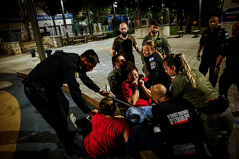 עימותים בין בני משפחות חטופים למשטרה בהפגנות בירושלים