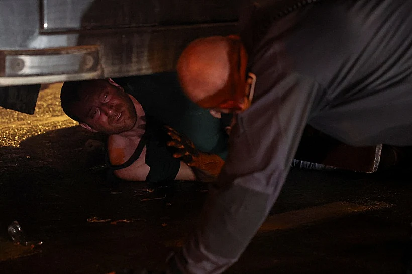 מפגין מתחת למכת"זית בהפגנות בי-ם