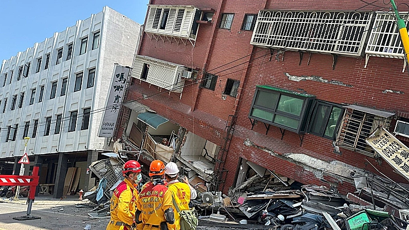 בניין שקרס בטייוואן בשל רעידת האדמה