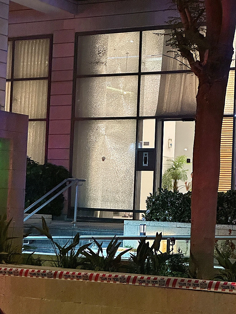 הבנייו שסמוך אליו הושלך רימון בראשון לציון