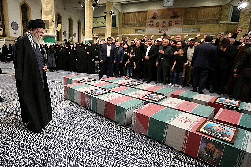 המנהיג העליון של איראן עלי ח'אמנאי חולק כבוד לקצינים שחוסלו בדמשק