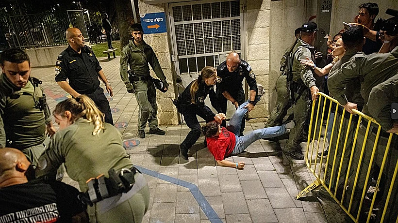 מפגינים נעצרים אחרי שפרצו מחסומים בדרך למעון רה"מ בי-ם, 02.04.24