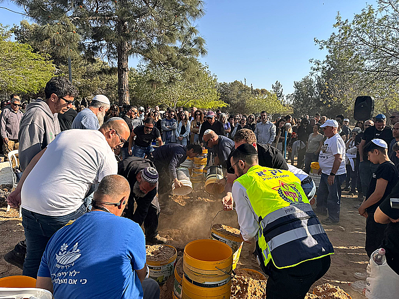 הלוויתו של החטוף אלעד קציר שנרצח בשבי חטופים רצועת עזה