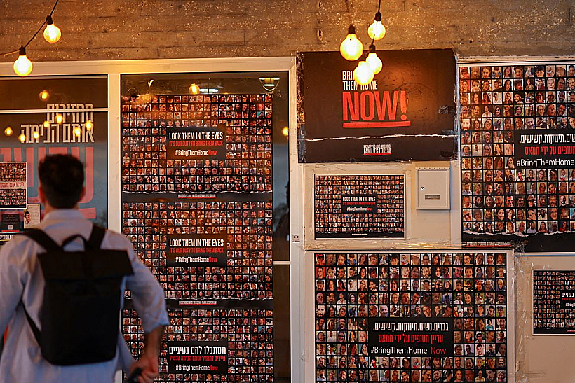 שלטים עם תמונות ושמות חטופים בתל אביב