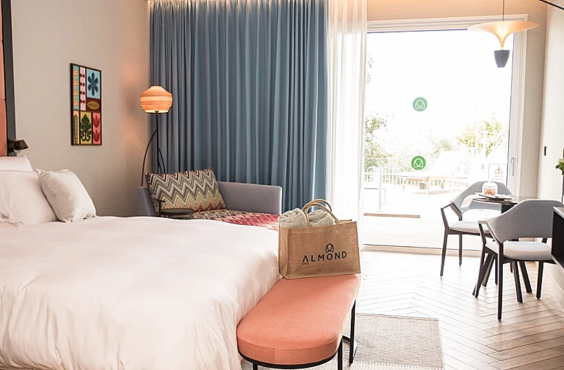 מלון אלמונד