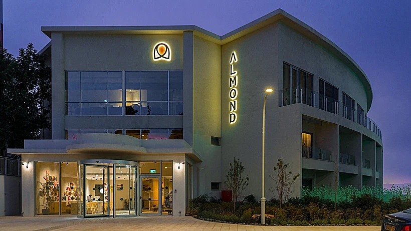 מלון אלמונד
