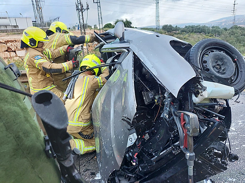 כוחות כיבוי והצלה בזירת התאונה בשומרון
