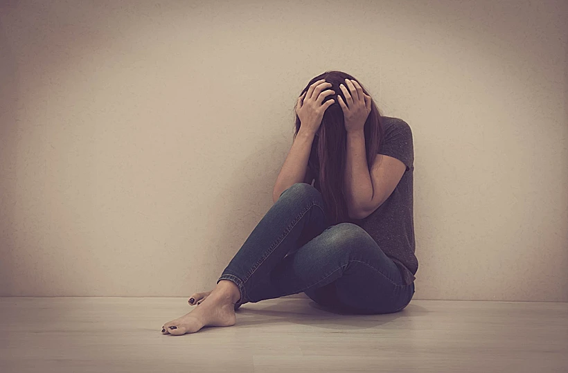 אילוסטרציה נערה מרכינה ראש דיכאון עצב בחורה אישה ראש על הברכיים