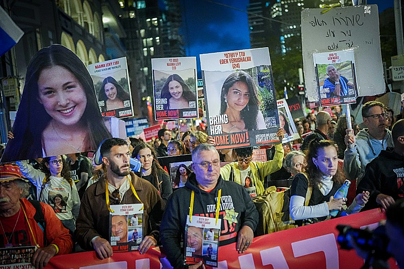 משפחות חטופים צועדות בתל אביב