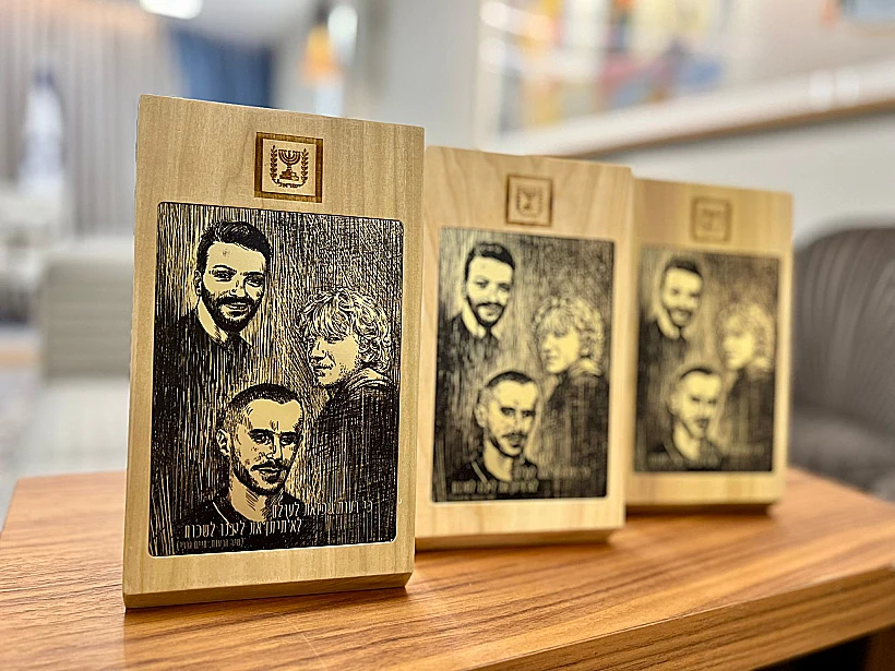 העיטורים שהוענקו לבני משפחותיהם של יותם חיים, אלון שמריז וסאמר אל-טלאלקה