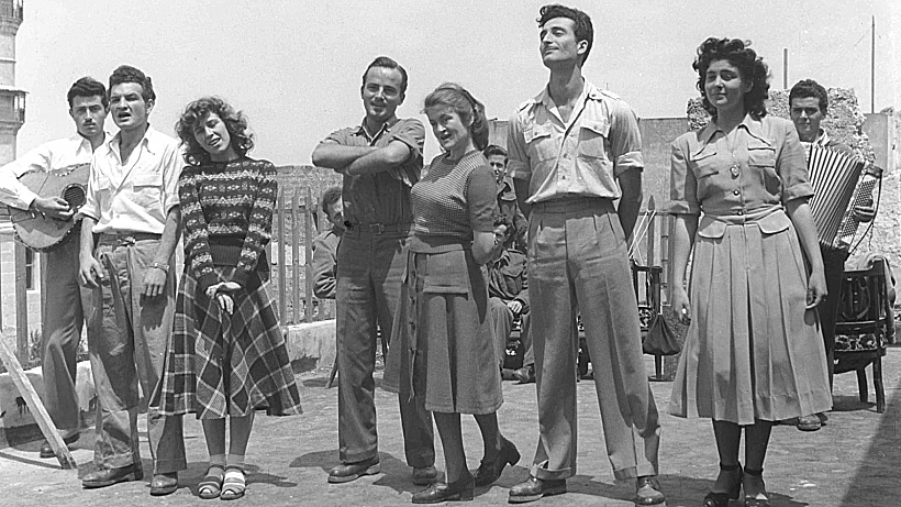 נעמי פולני בלהקות הצבאיות, שלישית מימין